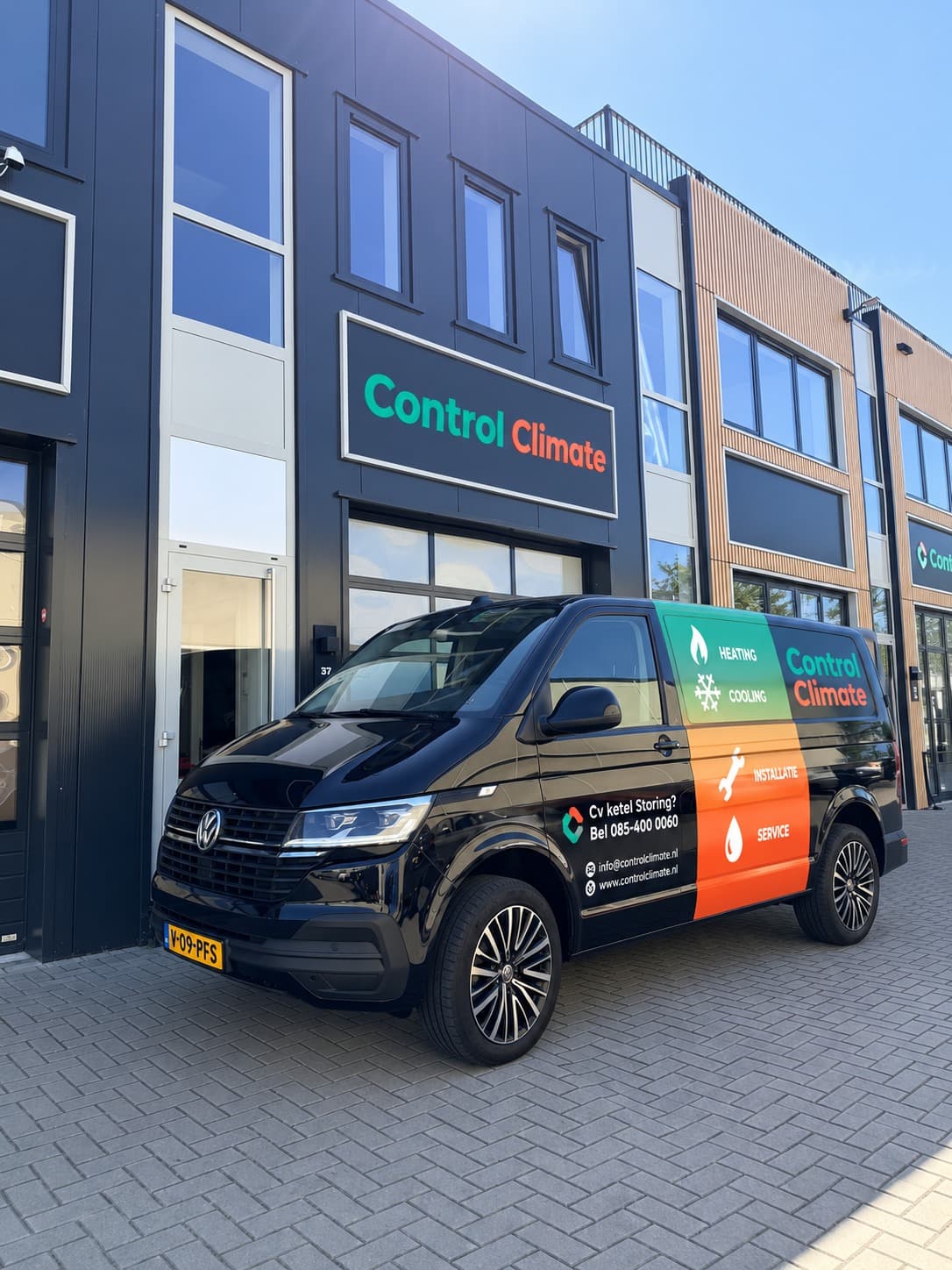 Het pand van Control Climate aan de Hulswitweg in Haarlem, met een bus ervoor